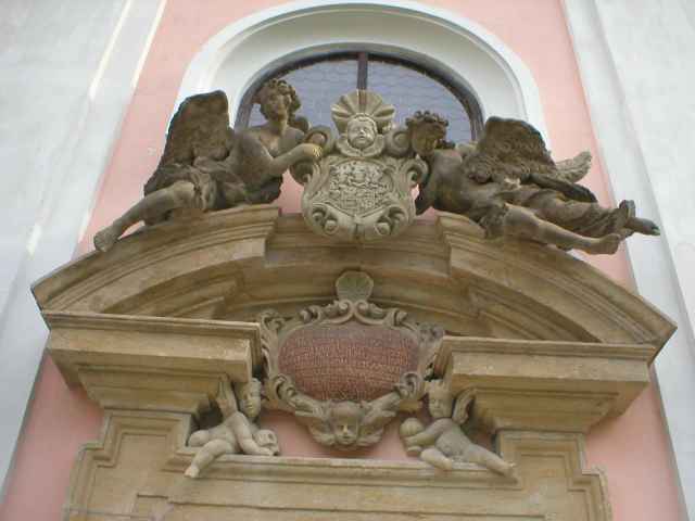 plastika nad vchodem do kostela na Skalce