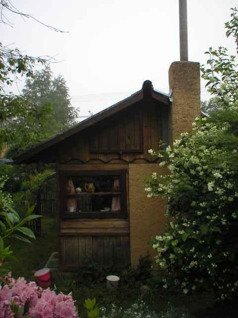 mal� dome�ek v rann� mlze