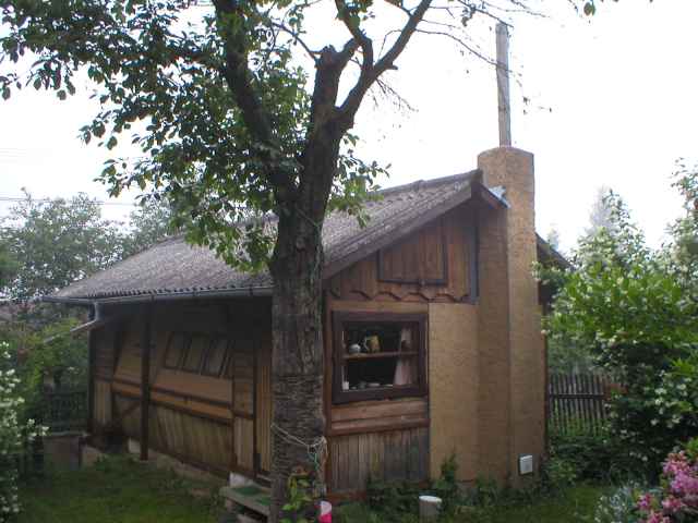 mal� dome�ek v rann� mlze