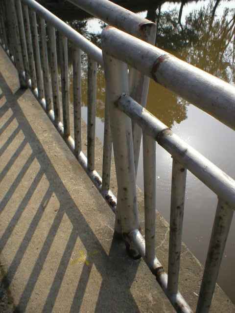 obj�maj�c� se zdeformovan� z�bradl� mostu mezi Bavorovem a Vod�any