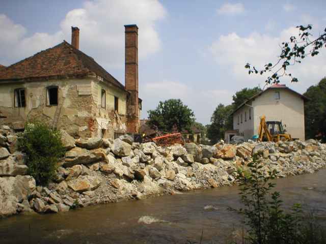 nov� hr�z z kamen� proti vod� ve Strunkovic�ch nad Blanic�