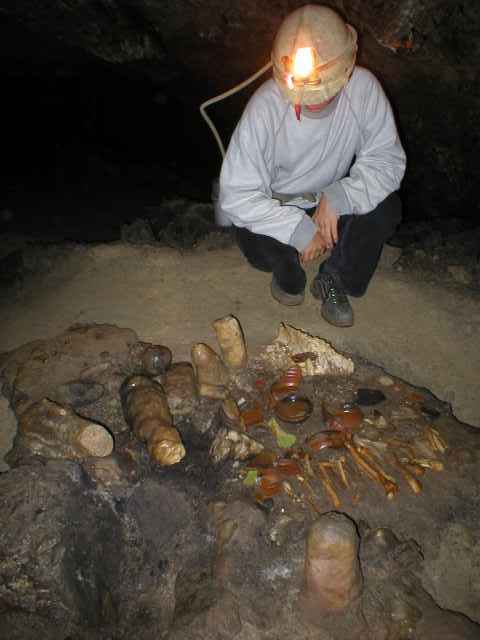 Zl� diera, kosti a keramika zde nalezen�