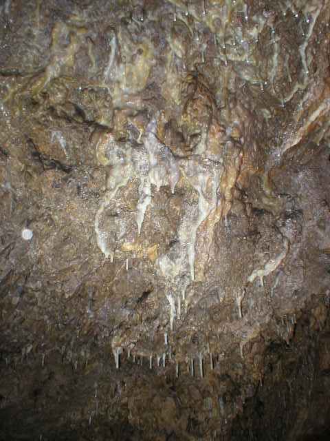 Zl� diera, v�udyp��tomn� stalaktity