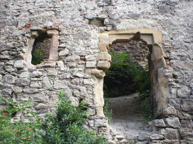 Kapu�iansk� hrad, kamenn� p�eklady okna a dve��