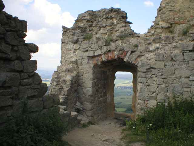 Kapu�iansk� hrad, okno do krajiny