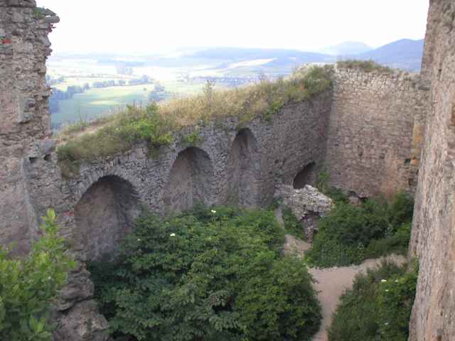 Kapu�iansk� hrad, pohled do n�dvo��