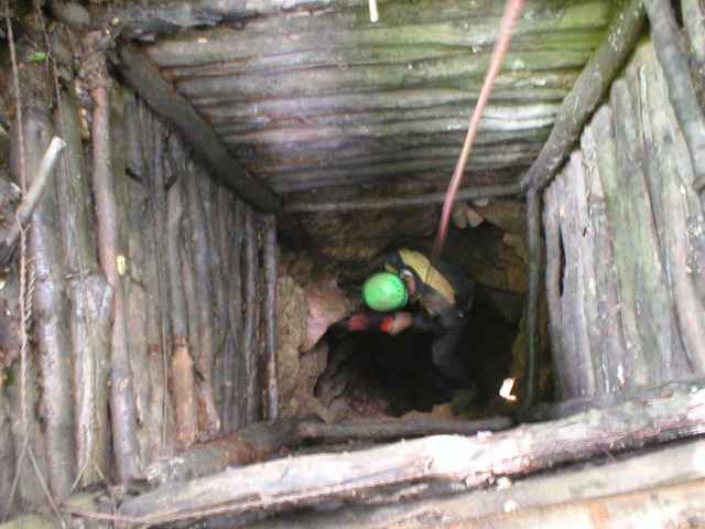 Trojsk� ponor, Jirka vrt� d�ru do kamene na odst�el