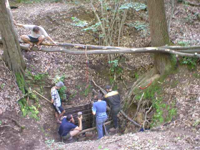 Trojsk� ponor, Bobek zpovzd�l� sleduje pr�ci