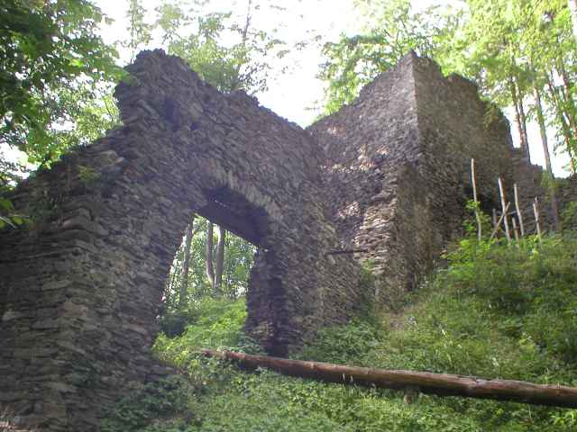 Nov� hrad u Hanu�ovic, br�na s dal�� ��st� hradu