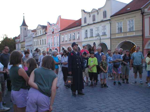 Ponocn� na n�m�st� v Doma�lic�ch