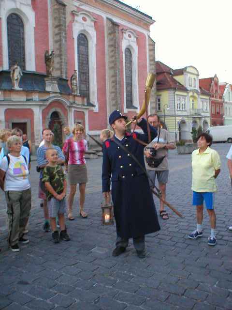 Ponocn� na n�m�st� v Doma�lic�ch