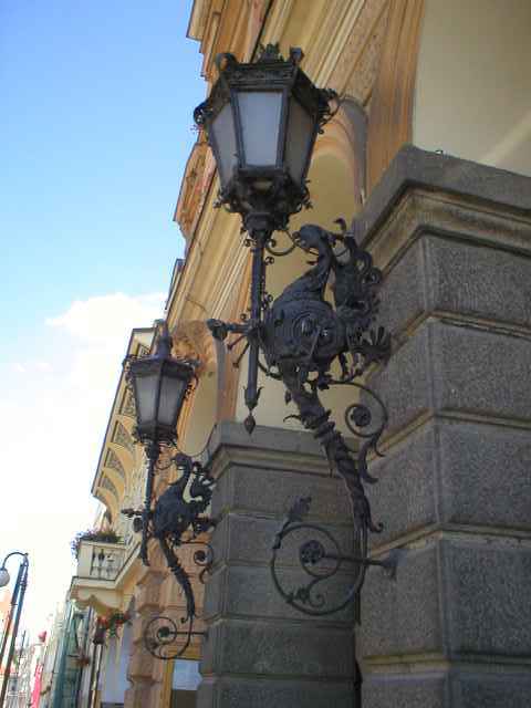 lampy na radnici v Doma�lic�ch