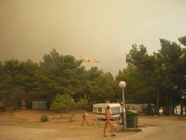 letadla l�tala velice n�zko nad kempem a stromy