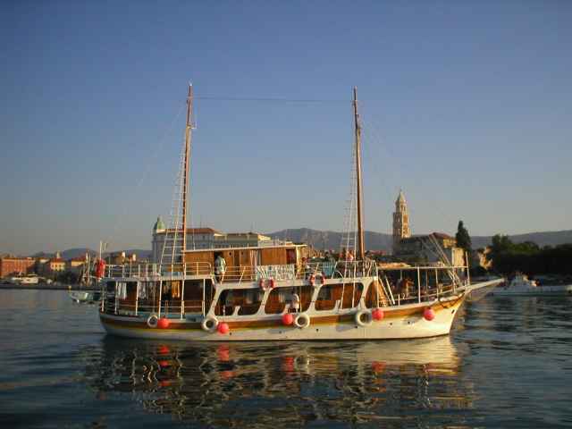 Split, p��stav a v pozad� star� m�sto