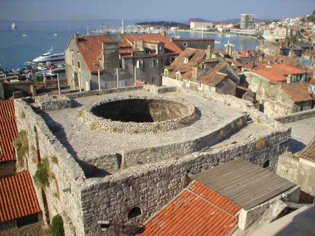 Split, pohled z v�e Diokleci�nova pal�ce sm�rem k p��stavu
