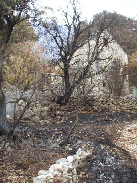 domek ve vesnici Strn, kter� ohe� jen t�sn� minul