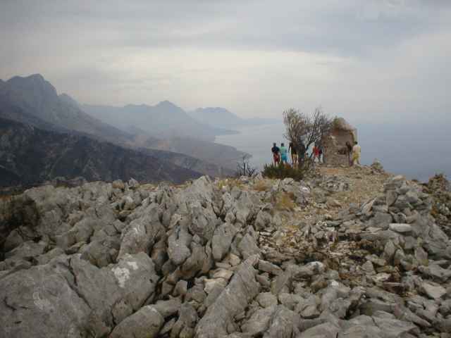 kapli�ka v oble�en� turist�