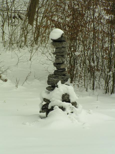 zasn�en� kamenn� &ldquo;pyramida&rdquo;