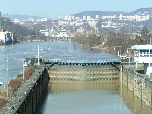 pohled na zdymadlo sm�rem k �st� nad Labem