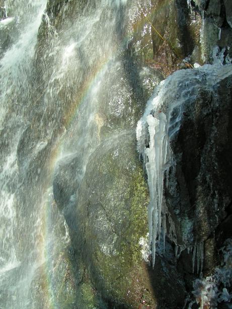 vodop�d s duhou a rampouchy