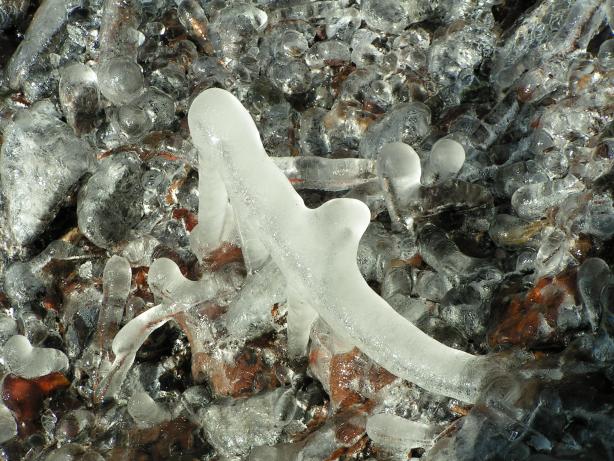 ledov� �tvary pod vodop�dem