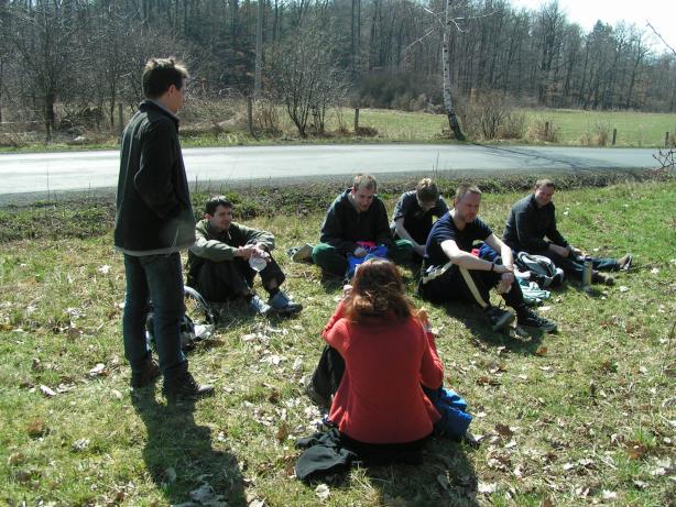 odpo�inek v tr�v� u silnice