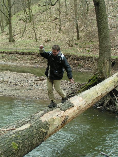 Pi�kot balancuje na kl�d�ch nad vodou